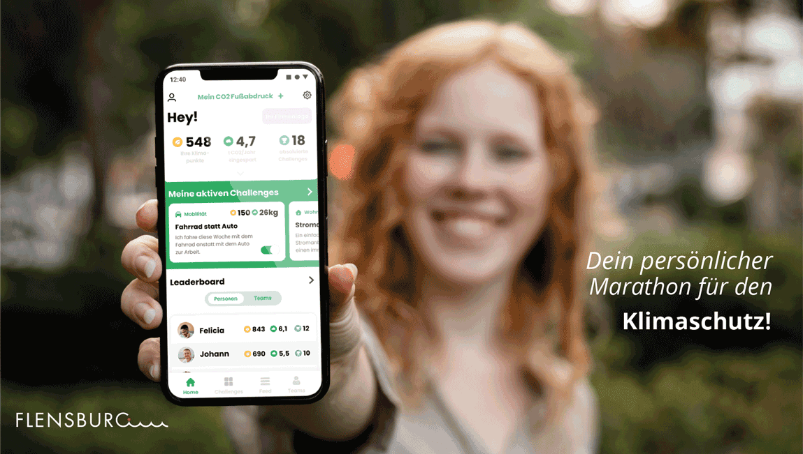 Eine Frau hält ein Handy mit der 2zero App hoch. 