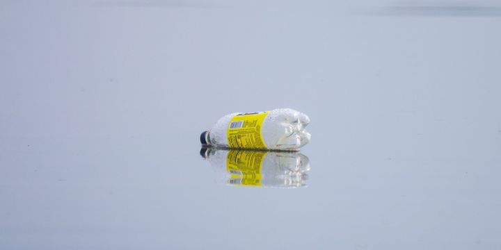 Eine einzelne Plastikflasche im Wasser.