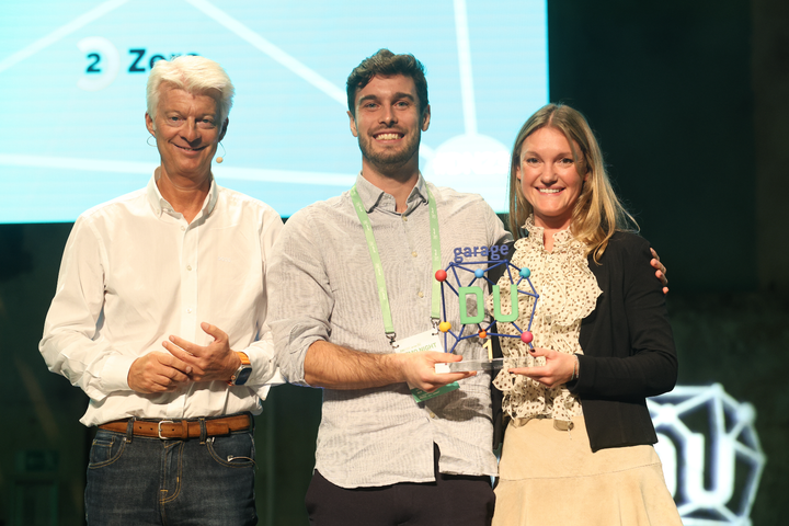 Julius nimmt den Preis auf der Bühne entgegen.