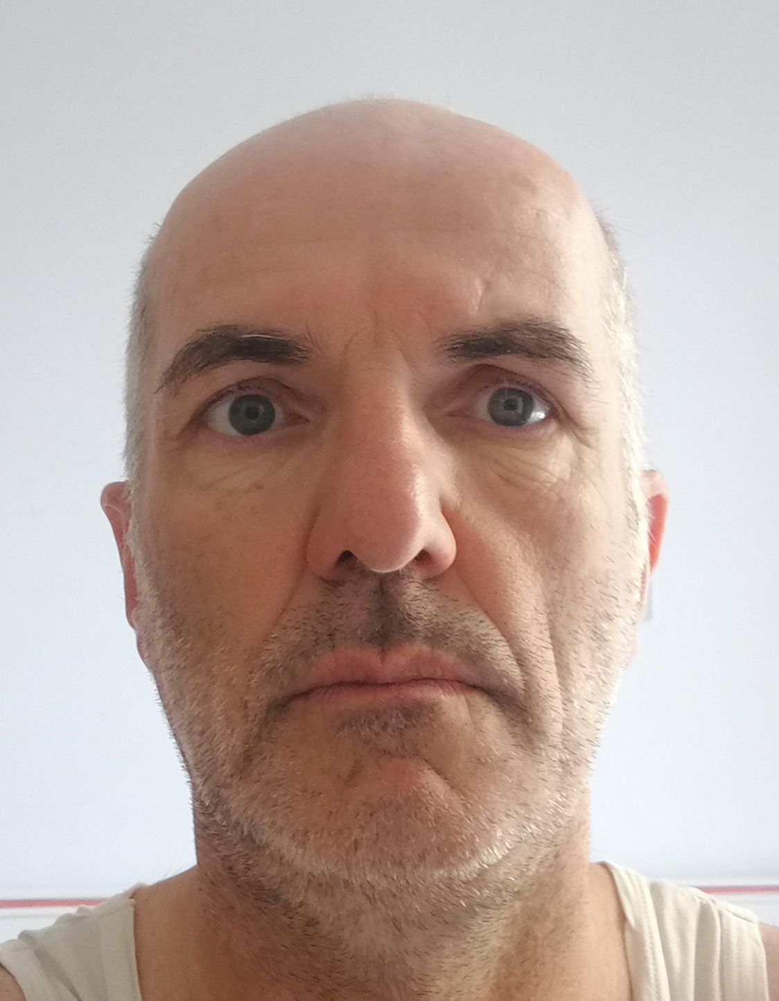 Mattino, allo specchio