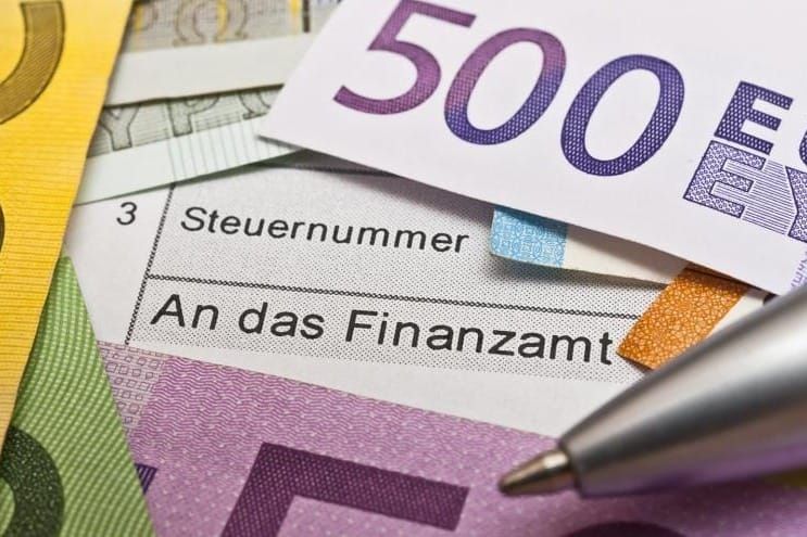 Fișa LSTB lângă bani recuperați