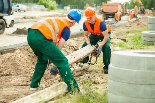 Doi bărbați români lucrează pe șantier Germania