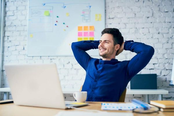 Arbeitnehmer-Pauschbetrag Germania, bărbat pe scaun fericit, deduceri fiscale Fluence Ta