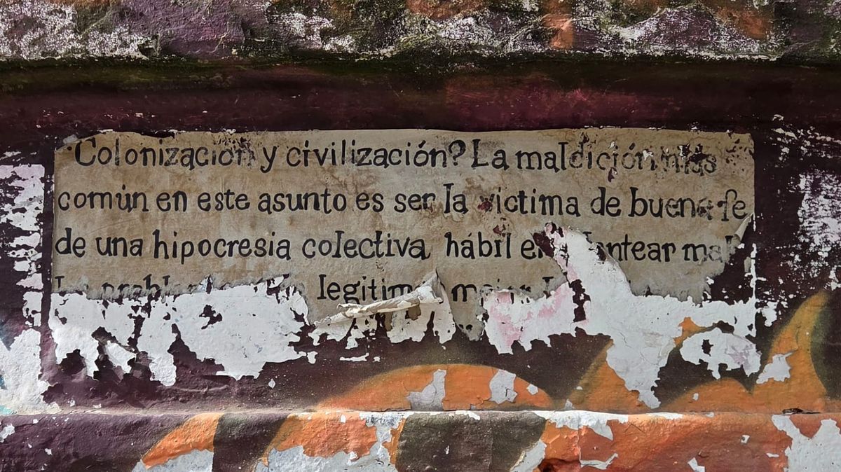Imagen de una foto con el texto: "Colonización y civilización? La maldición más común en este asunto es ser la víctima de buena fe, de una hipocresía colectiva hábil en". 