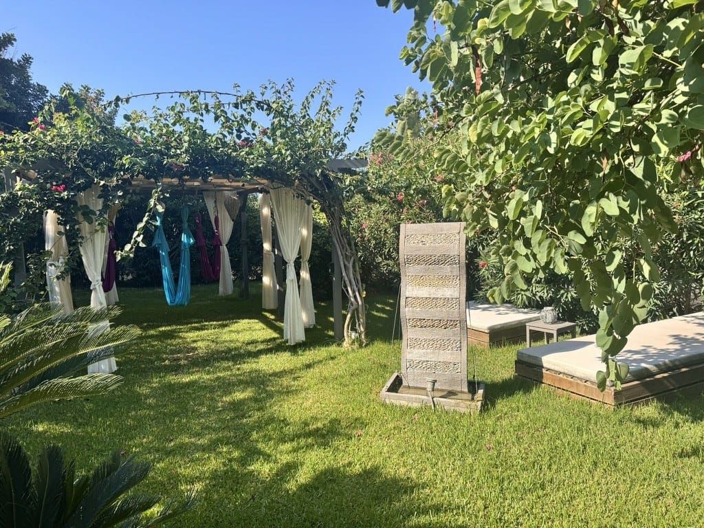La Signora Hotel, Kefalonia: Boutique Charm on the Lourdas Hill, Undone by a Greek Night Chicken
