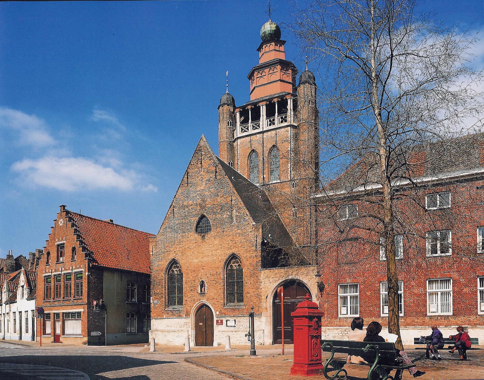 Man loopt tegen Jeruzalemkerk, valt