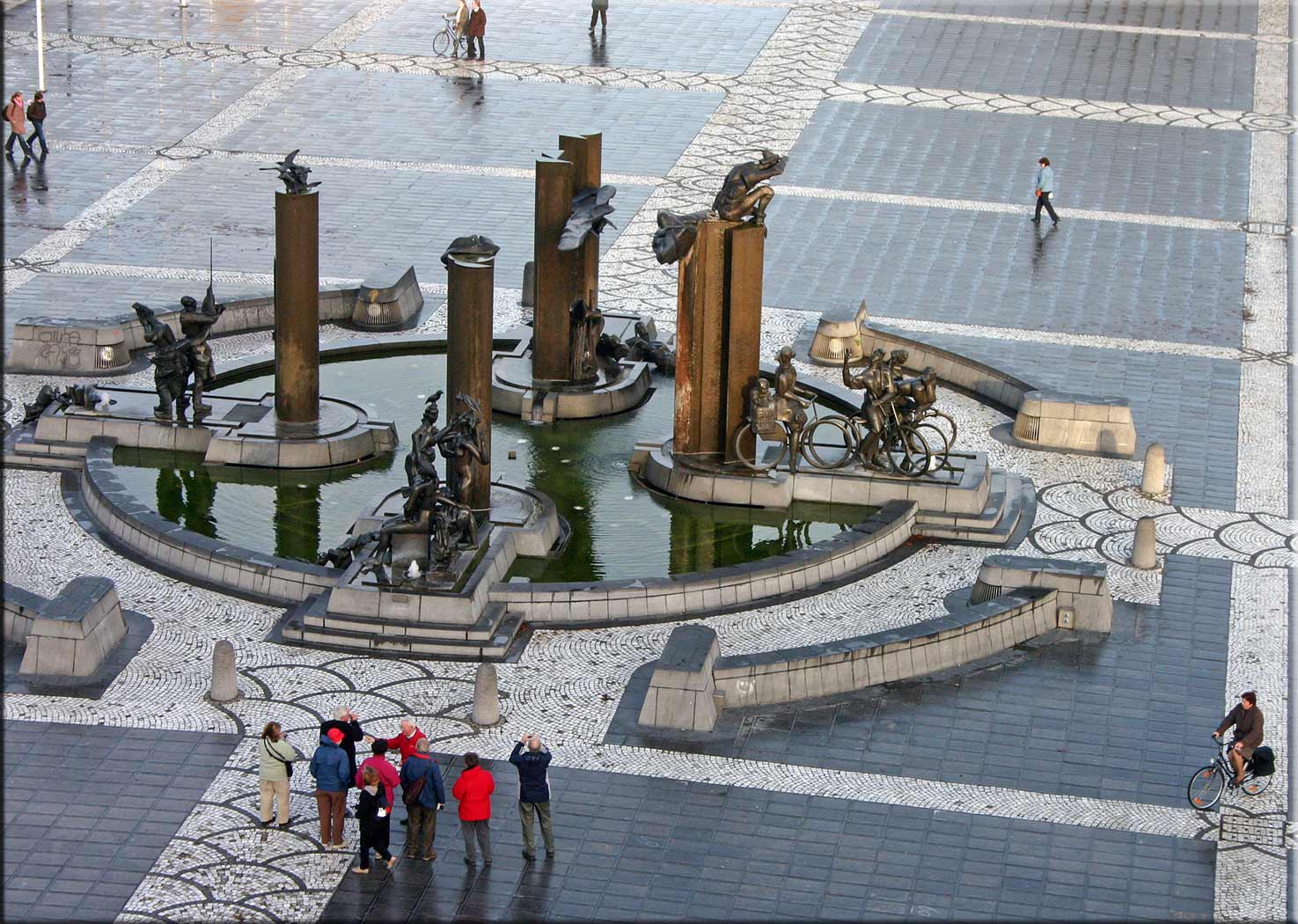 Dief beelden 't Zand smeekt stad: "neem die lelijke beelden ALSTUBLIEFT terug"