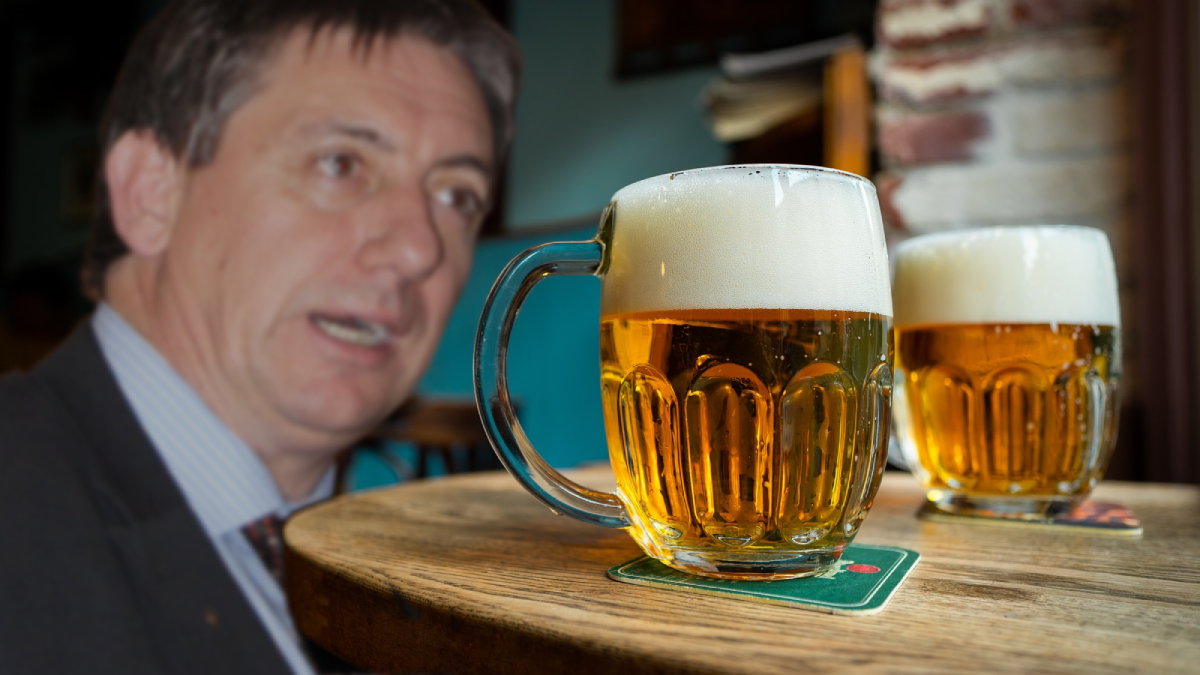 Jambon reageert vanop café op heisa: "domme Vlaming slikt echt alles"