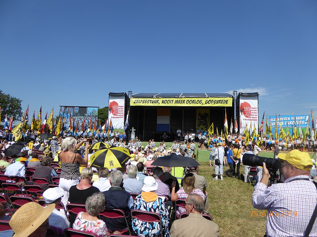 Omvolking is een feit: dikke lelijke Vlaams Belang kiezers palmen Brugse binnenstad in