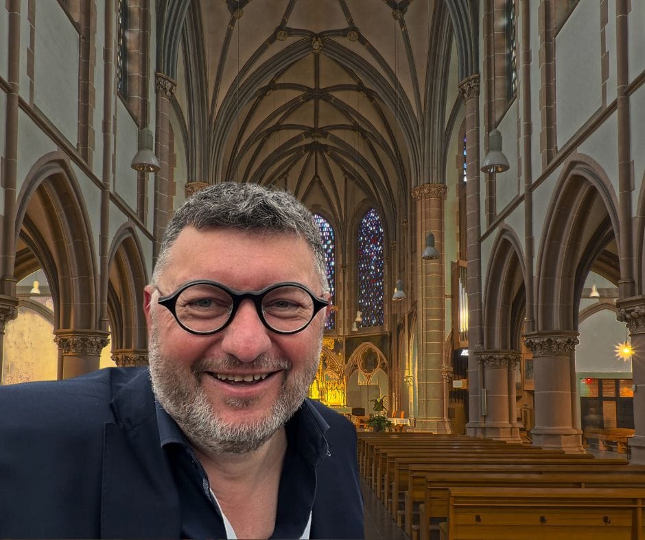 Pascal Ennaert in de wolken met schepenpost Kerkfabrieken