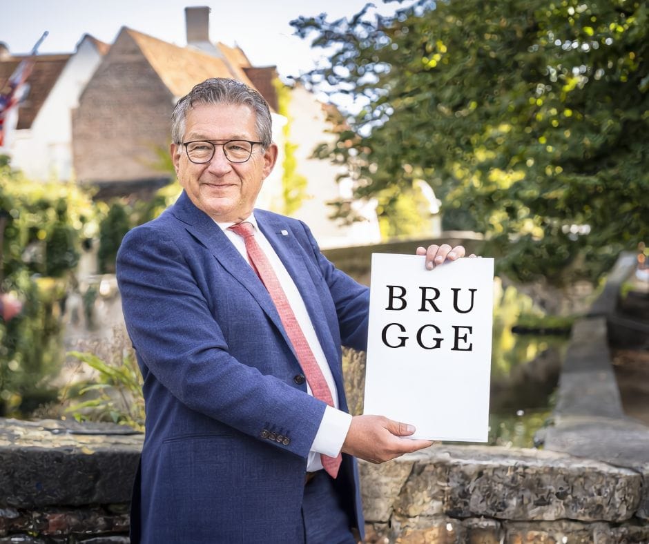 Trotse burgemeester onthult zelf ontworpen nieuw stadslogo