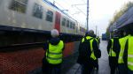 Gele hesjes gespot langs de sporen