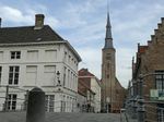 Man loopt tegen Sint-Annakerk, valt