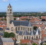 Man loopt tegen Sint-Salvatorskathedraal, valt