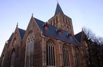 Man loopt tegen Sint-Gilliskerk, valt