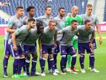 Club reageert op Anderlechtse transferheisa met drol in krantenpapier