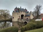 Man loopt tegen Ezelpoort, valt