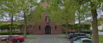 Man loopt tegen Sint-Jozefskerk, valt