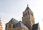 Man loopt tegen Sint-Jacobskerk, valt