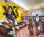 Anarchistisch collectief "N-VA" kraakt gesloten stationsgebouw