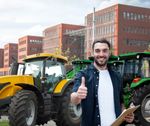 Fans vergapen zich aan dure bolides: boeren komen opscheppen met hun tractoren in Brugge