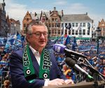 Burgemeester zingt per ongeluk Cerclenummer op titelviering Club