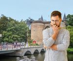 Man loopt tegen Gentpoort, valt