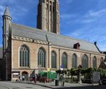 Man loopt tegen OLV-kerk, valt