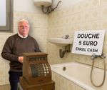 Help! Nico Blontrock zit in mijn badkamer en vraagt geld als ik wil douchen!