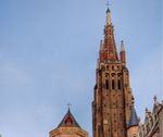 Man loopt tegen Onze-Lieve-Vrouwekerk, valt