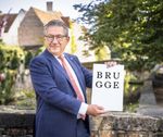 Trotse burgemeester onthult zelf ontworpen nieuw stadslogo