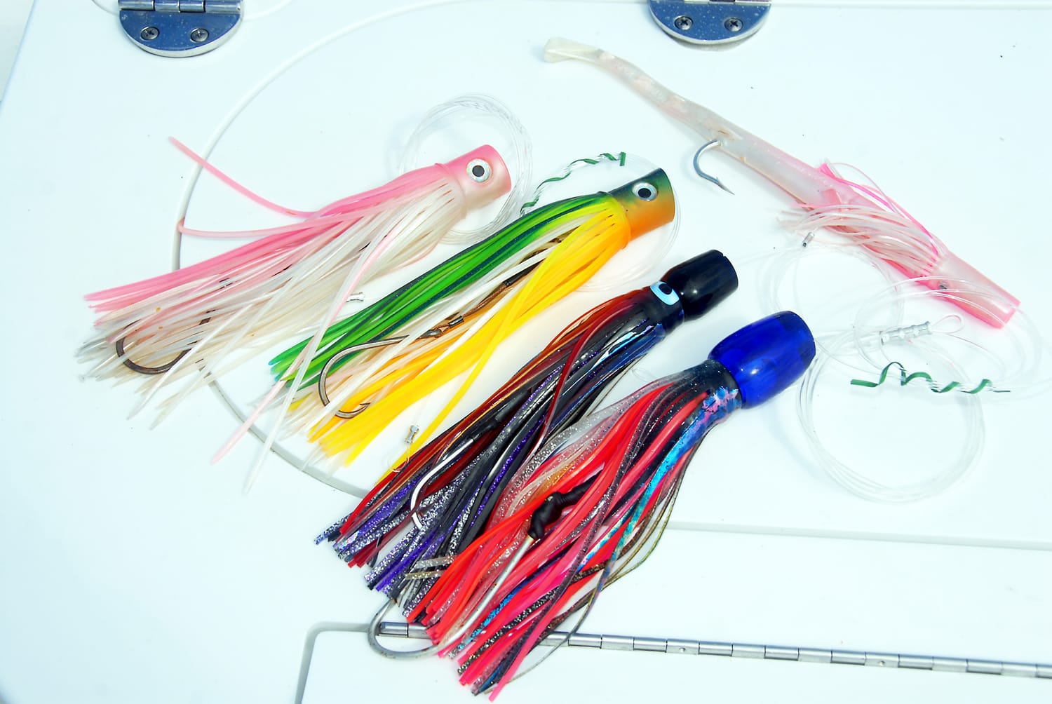 Разнообразные искусственные приманки для ловли императорской иглы-рыбы