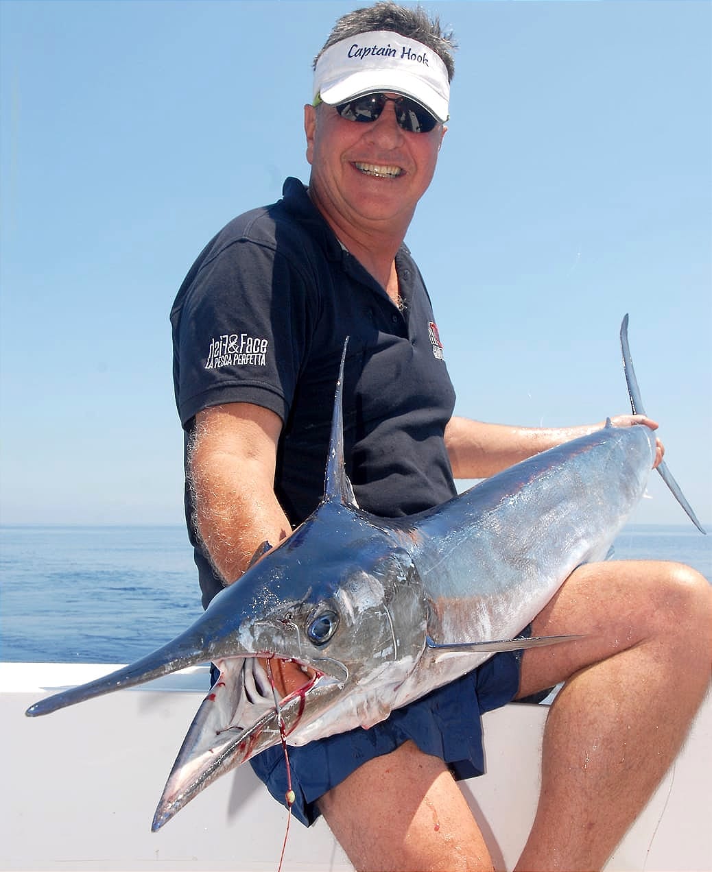 Автор статьи с крупным экземпляром императорской иглы-рыбы, пойманным у Сардинии