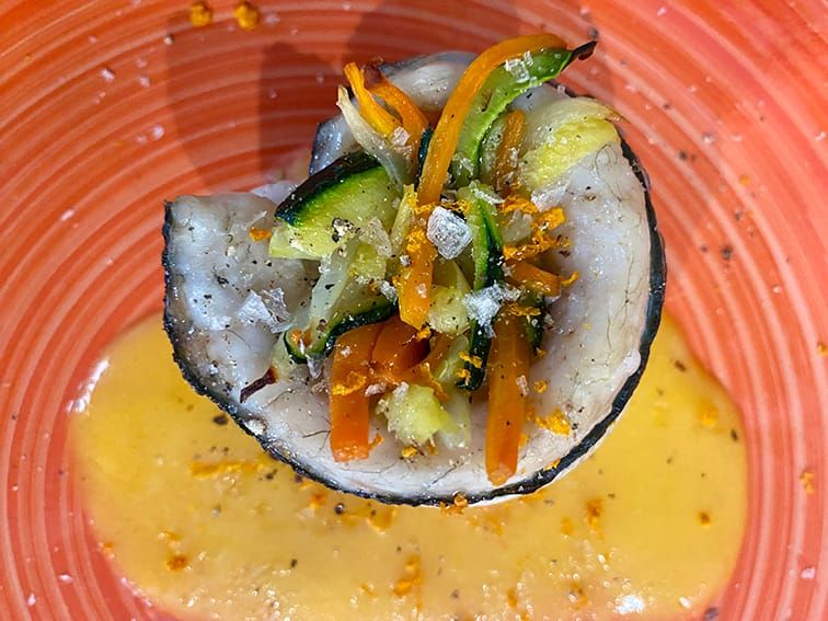 Spigola Tonda - Involtino di spigola e verdure croccanti con salsa all’arancia