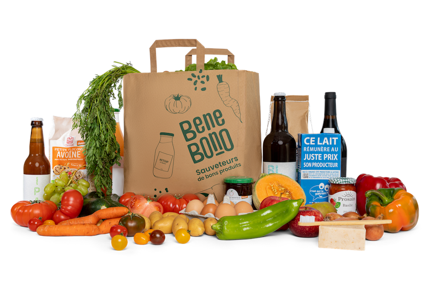 Panier "Bene Bono, sauveteurs de bon produits" entourés de fruits, légumes et autres produits d'épicerie (mais aussi un savon et une brosse à dent) avec une brique de lait sur laquelle on peut lire "ce lait rémunère au juste prix son producteur"