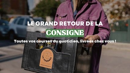 Personne qui porte une caisse de boissons, avec une étique "Rejoignez la tournée" et le slogan "Le grand retour de la consigne. Toutes vos courses du quotidien, livrées chez vous!)
