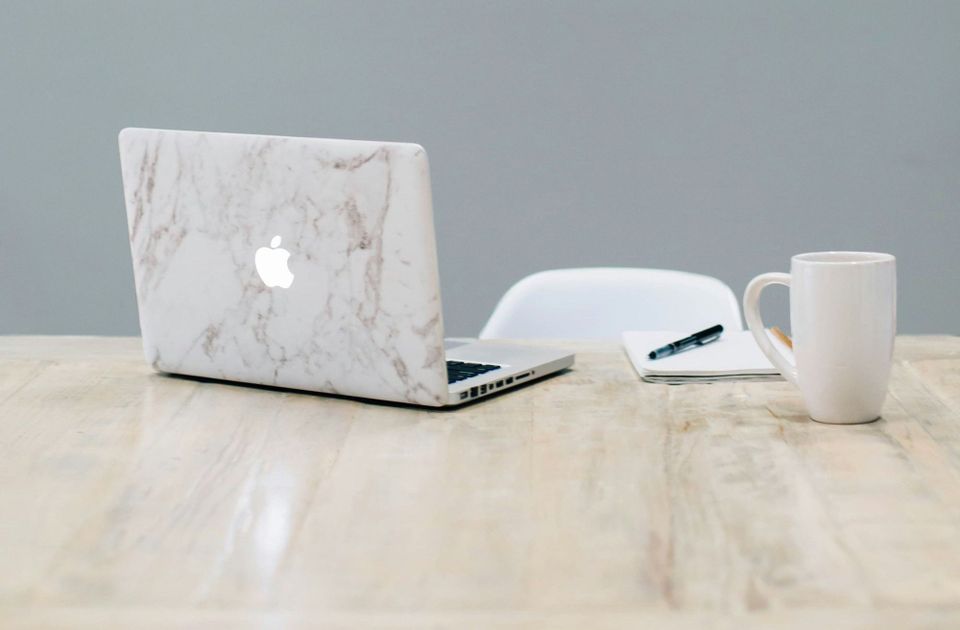 3 Minimalist Techniques for Balancing Good Grades and a Social Life as a Student