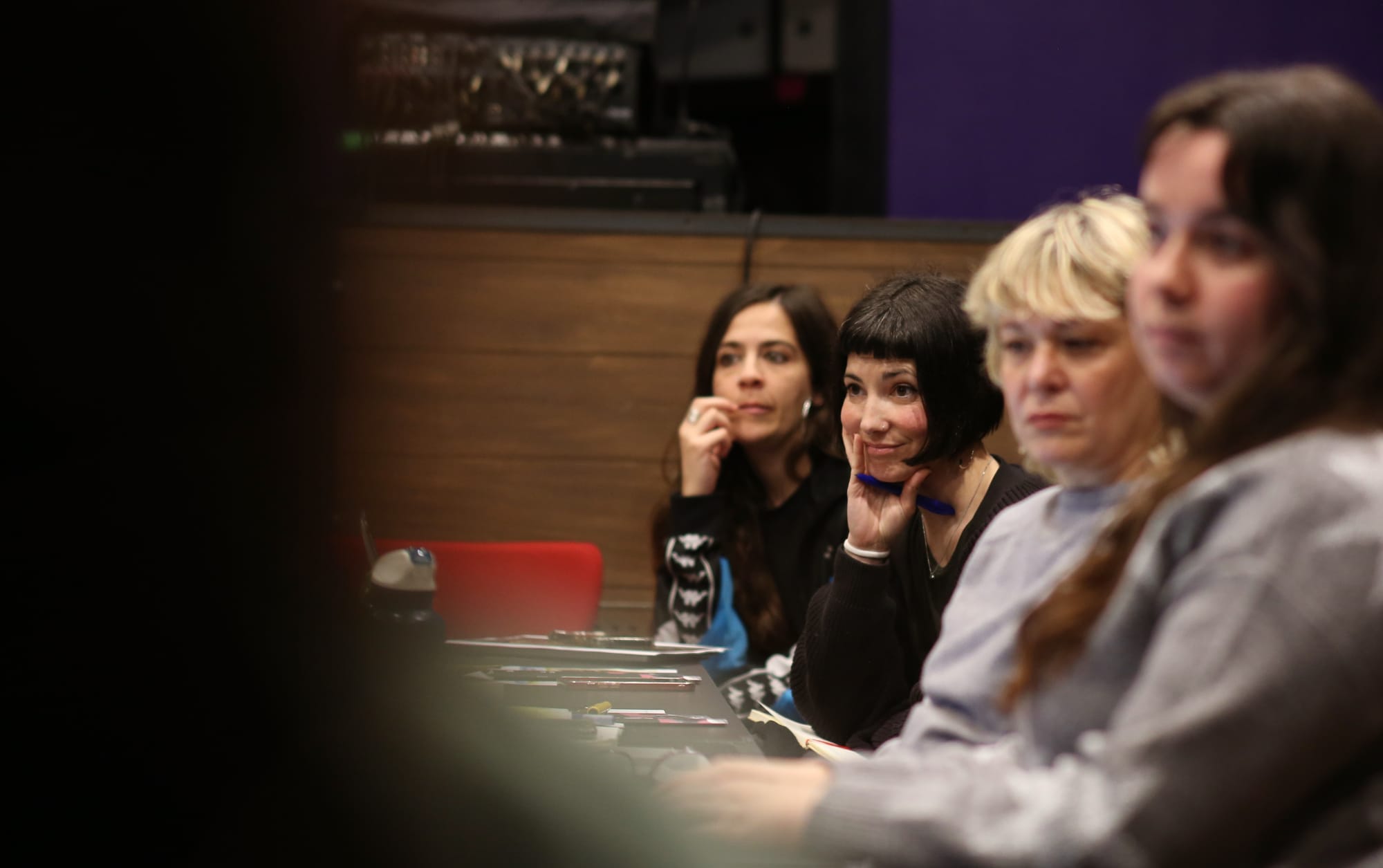 Imagen con 4 personas asistentes en actitud de escucha atenta