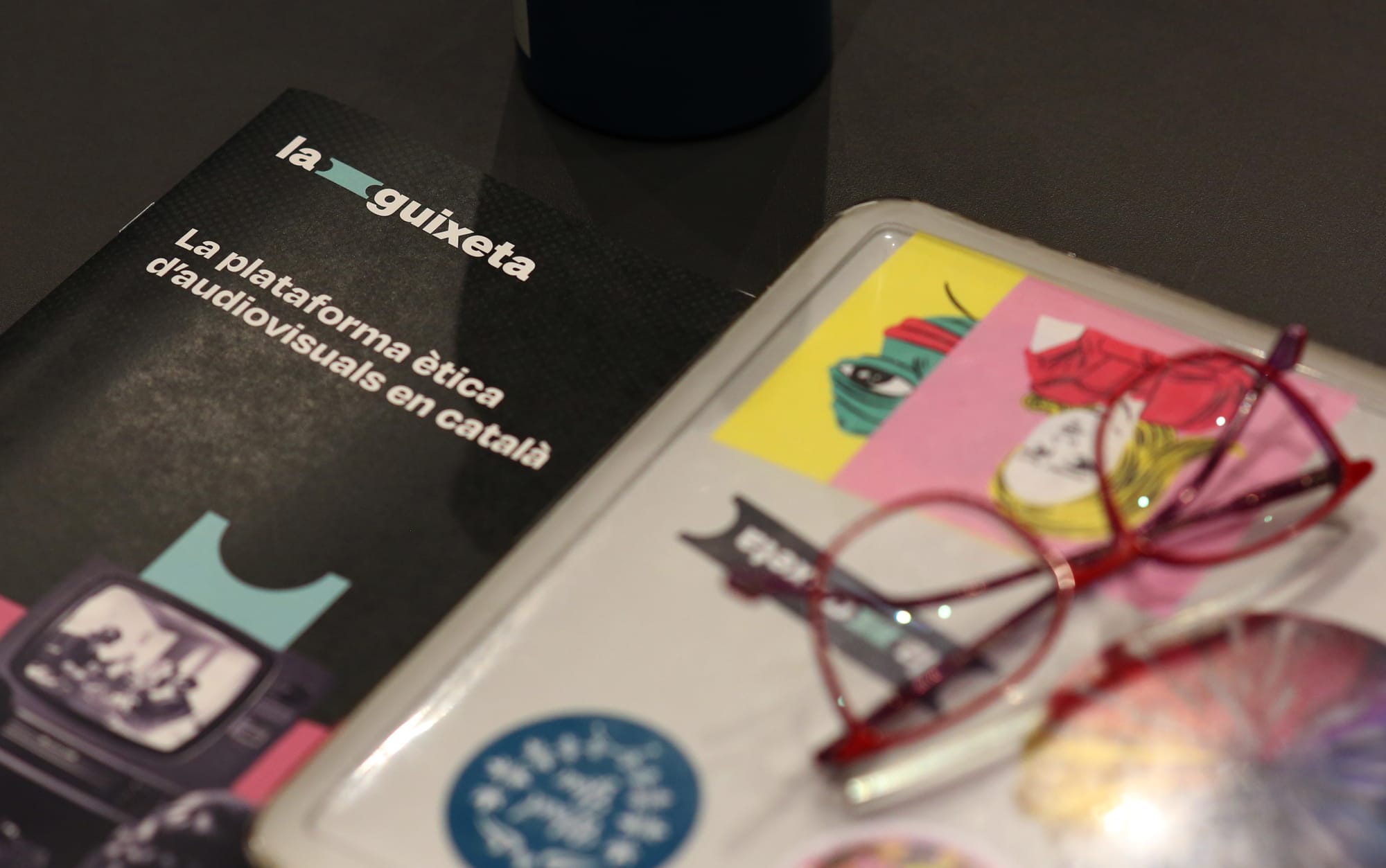 Imagen de la portada del dossier de La Guixeta en la que se lee "La plataforma ètica d'audiovosuals en català" junto a un ordenador y unas gafas