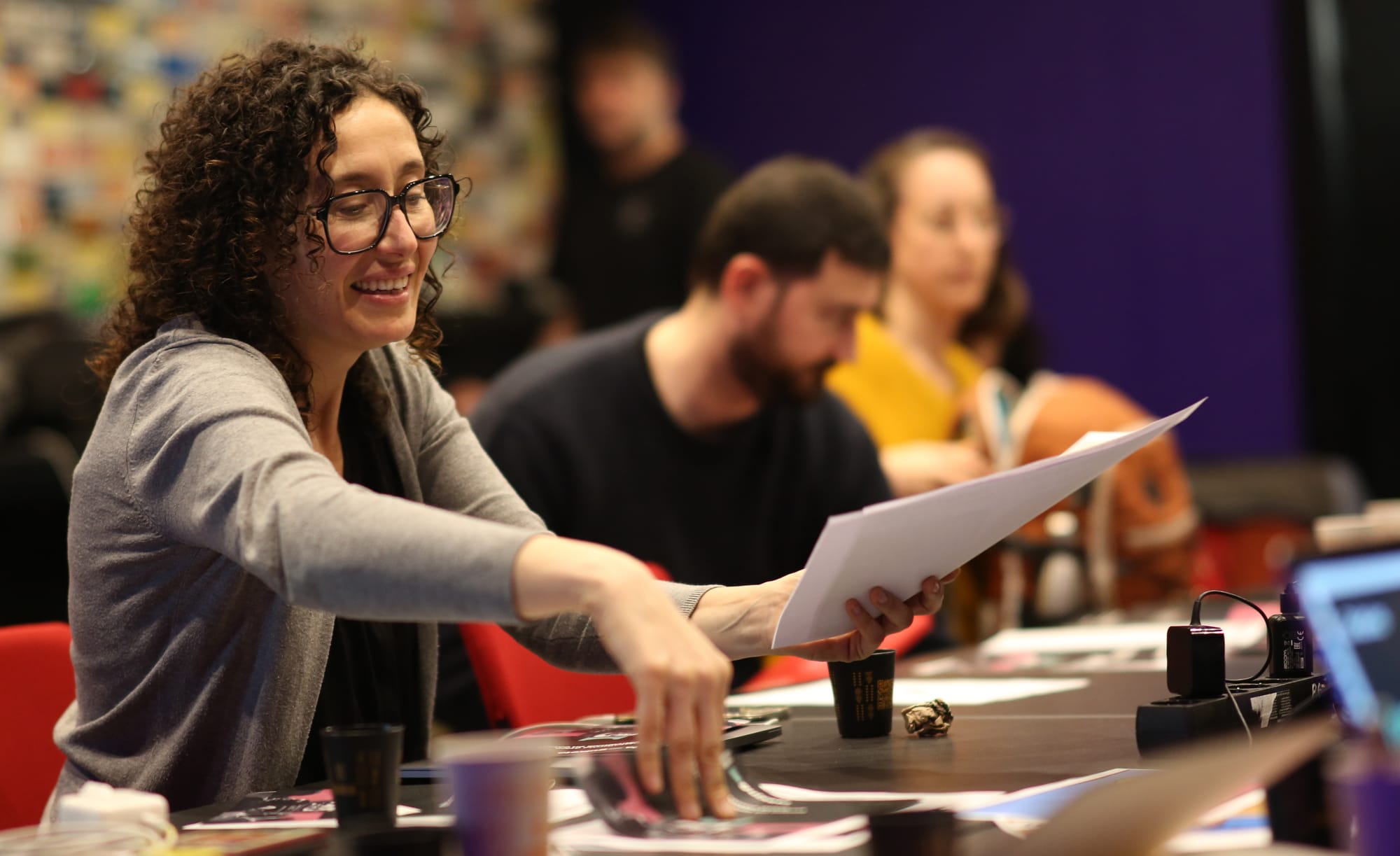 Imagen de una de las personas asistentes sosteniendo papeles