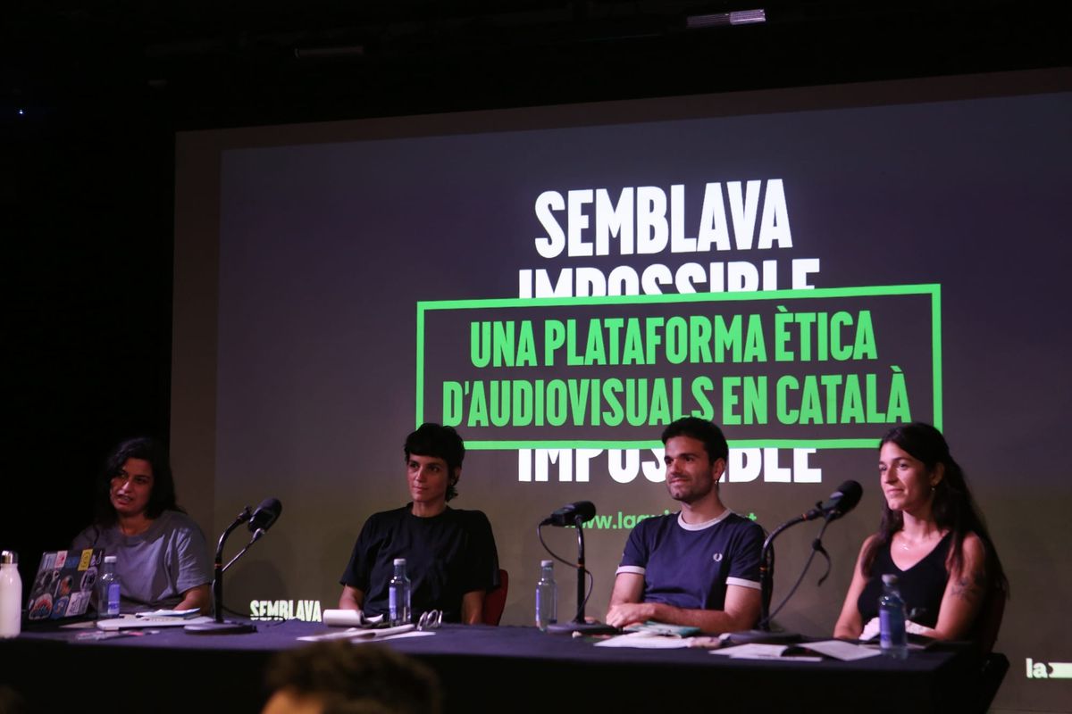 Imatges de la trobada amb credores que va tenir lloc l'11 de juny a Paral·lel 62