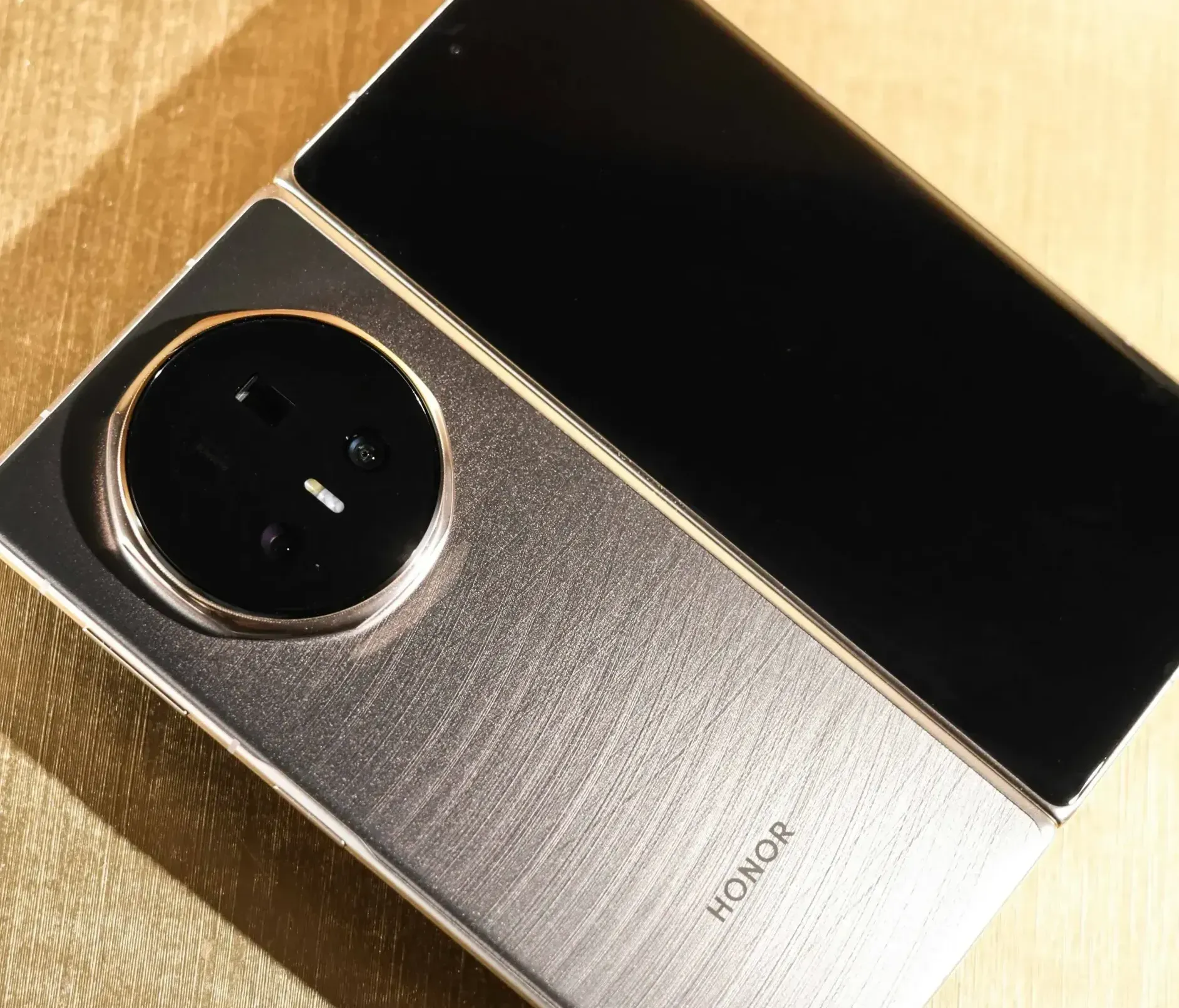 Honor Magic V5 nella colorazione Dawn Gold