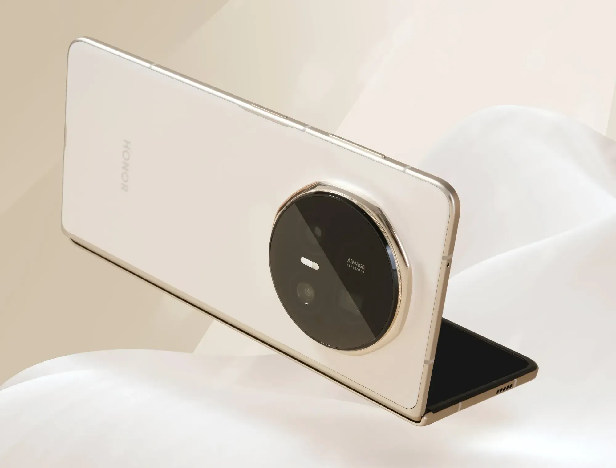Honor Magic V5 nella colorazione Ivory White