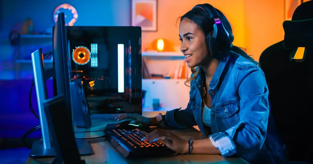Una ragazza impegnata in una sessione di gaming online