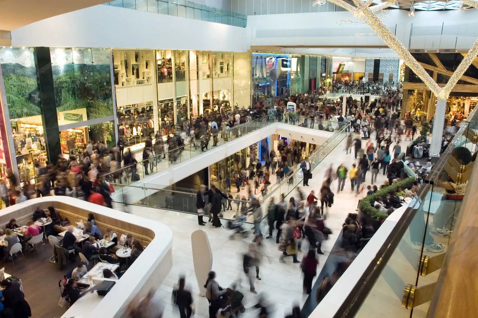 Un centro commerciale durante l'orario di punta