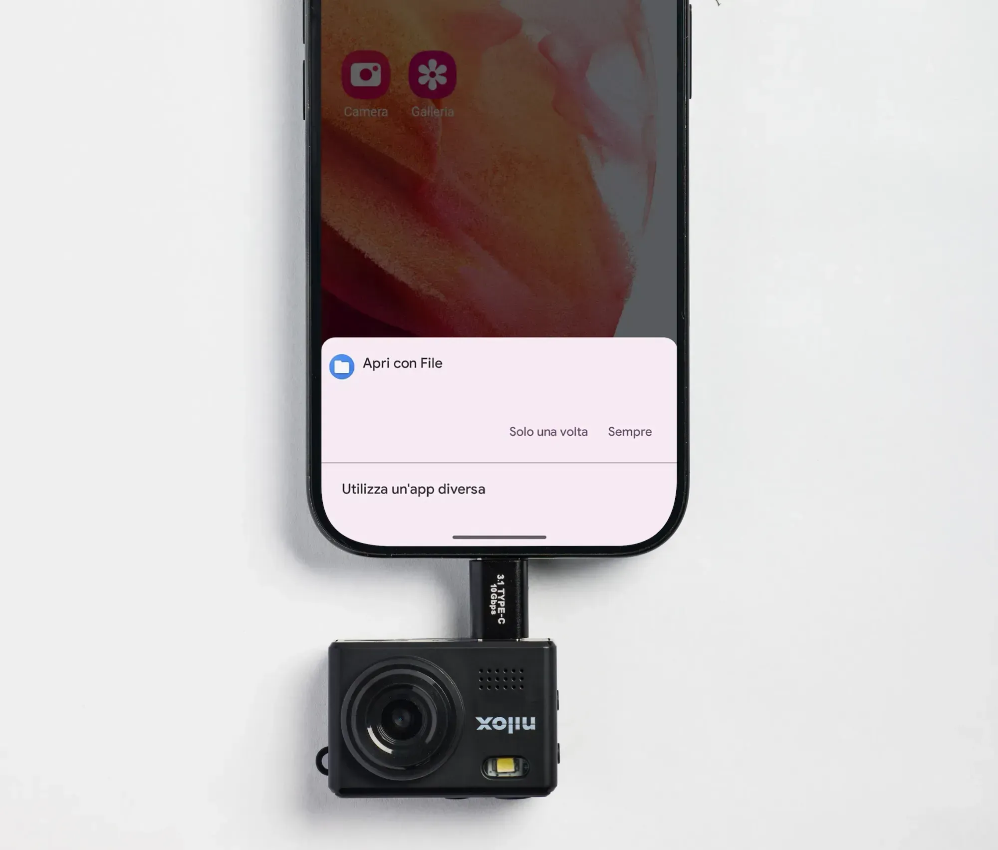 La Carrycam collegata allo smartphone per il download delle foto 