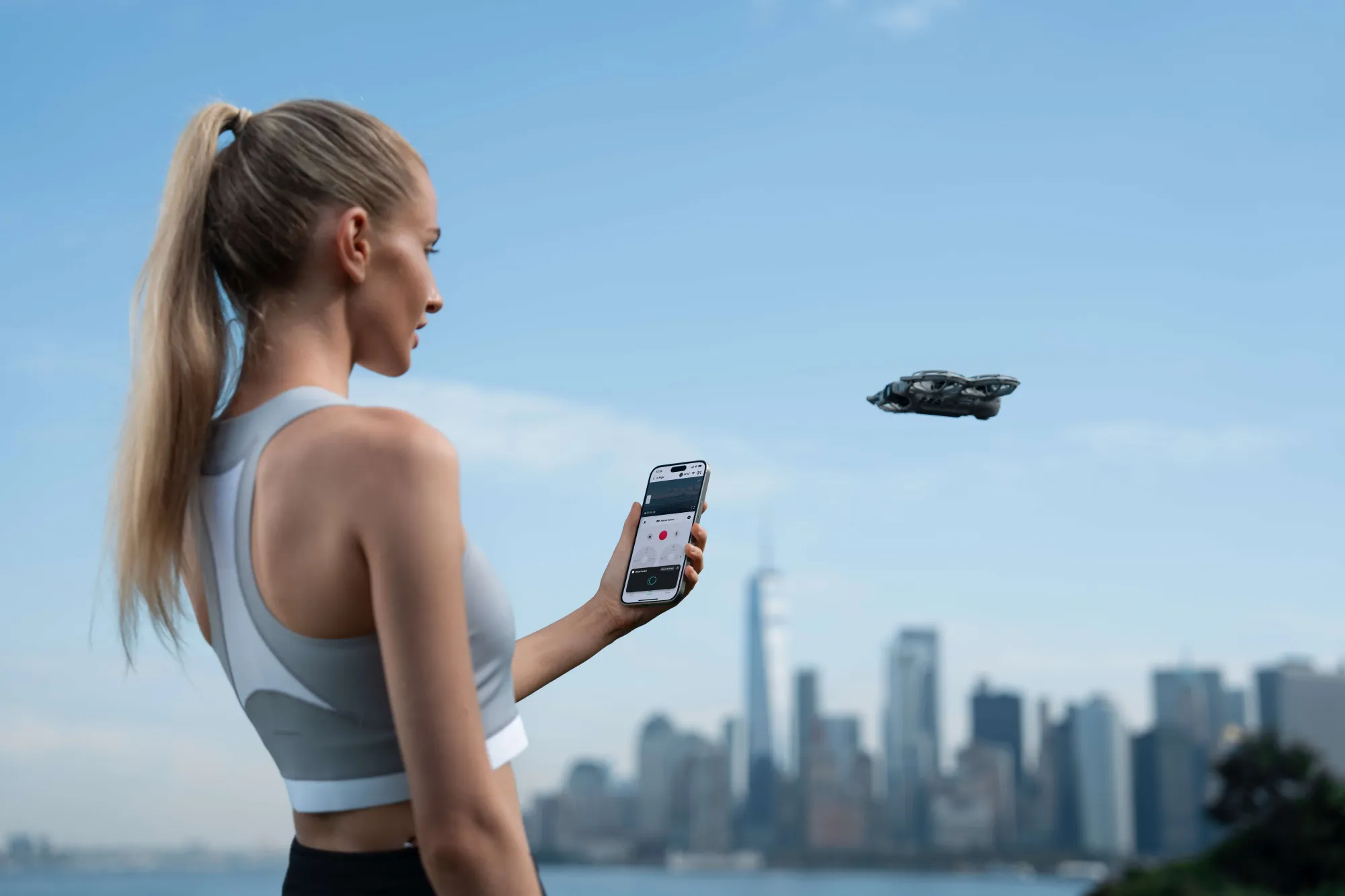 Tramite una connessione Wi-FI ad uno smartphone e l'App DJI Fly, è possibile trasferire le riprese fino a 80 MB/s