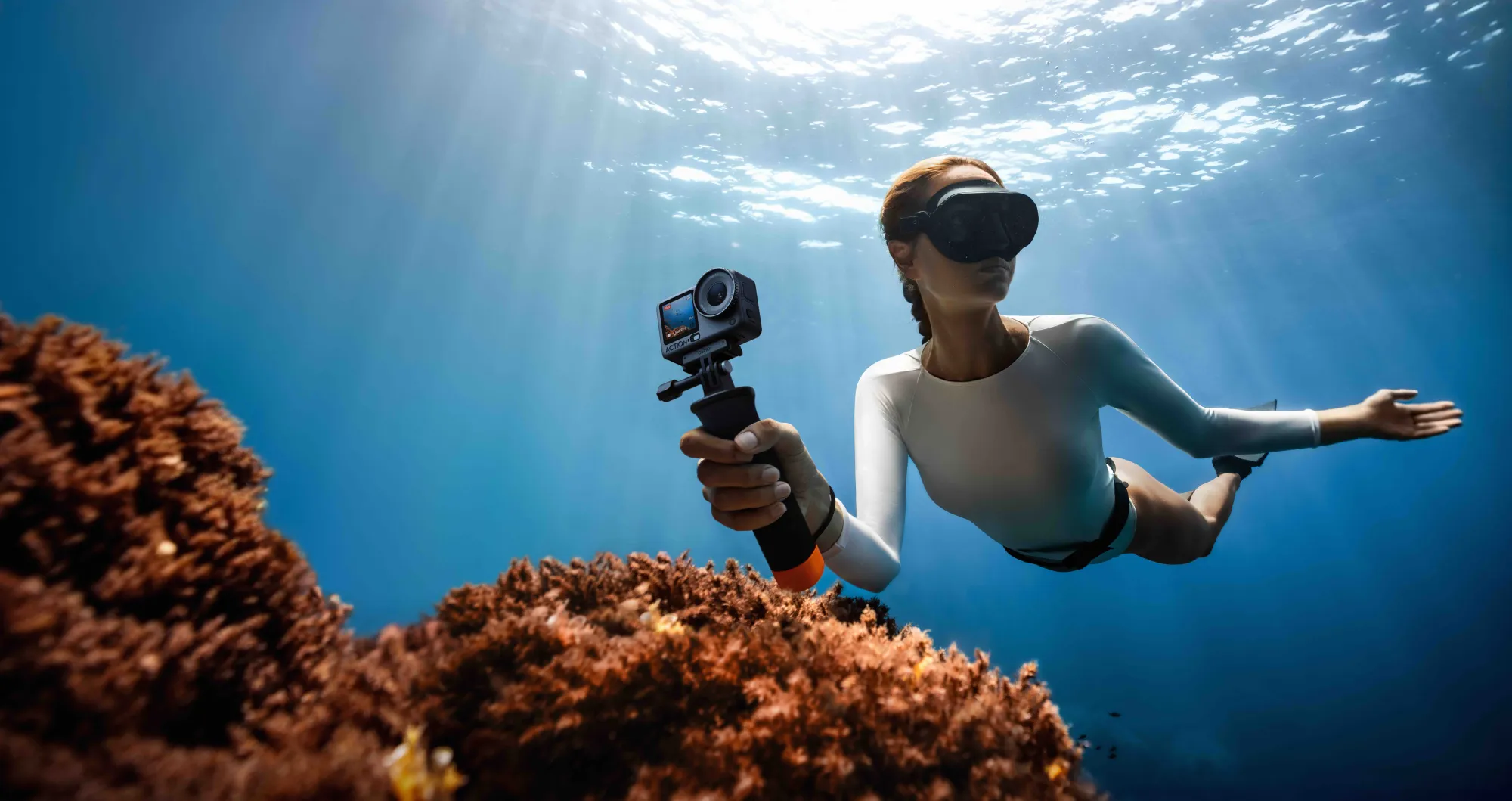Con un grado di impermeabilità IP68, la fotocamera è resistente all’acqua fino a 20 metri senza custodia e fino a 60 metri con la custodia impermeabile