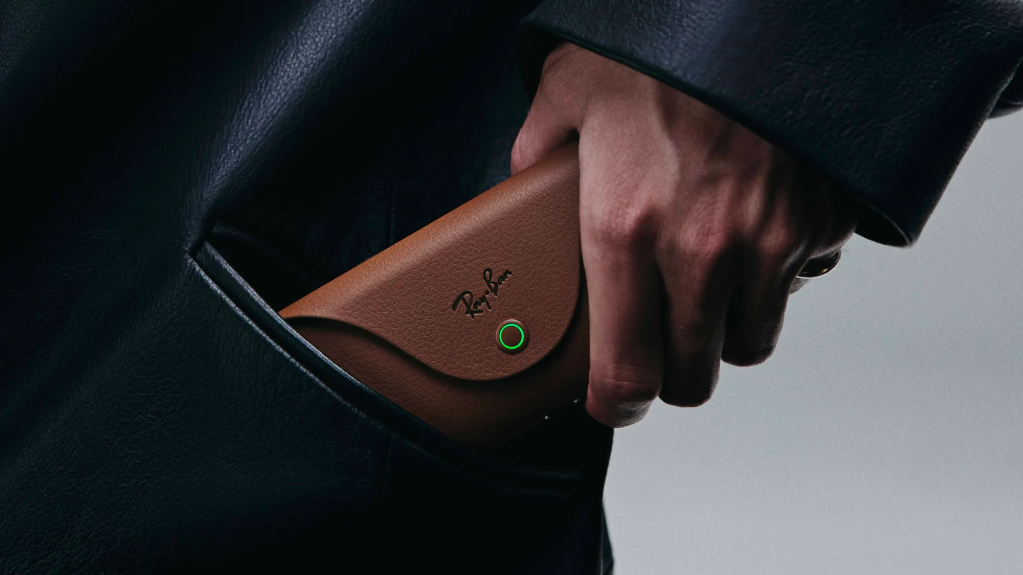 Ray-Ban Meta (Gen 2) nella custodia che funziona anche da ricarica