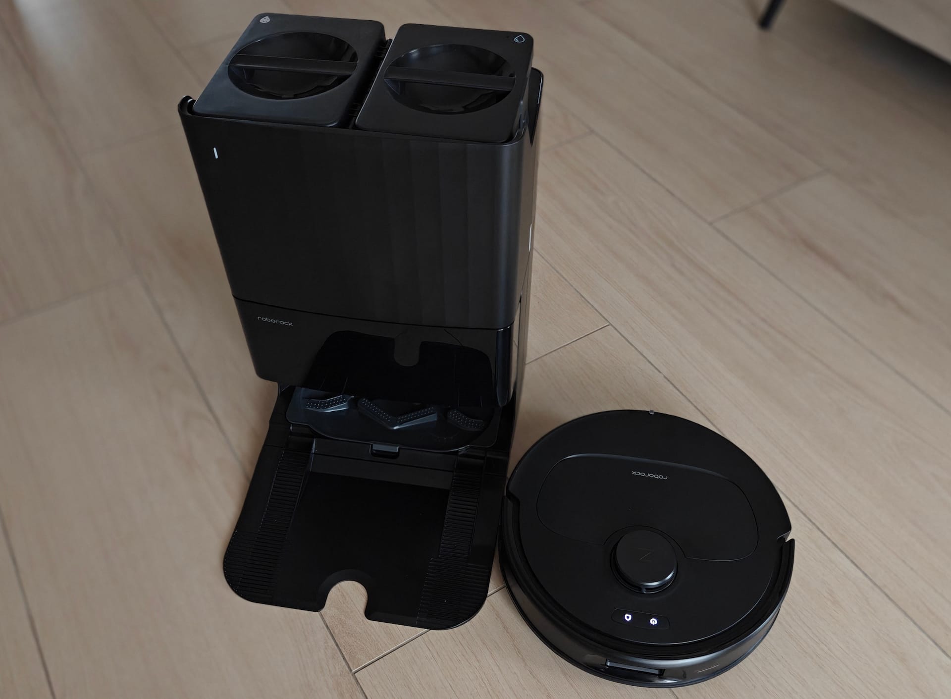 La docking station all-in-one si occupa si svuotare la polvere, lavare i due mop rotanti e ricaricare la batteria del robot